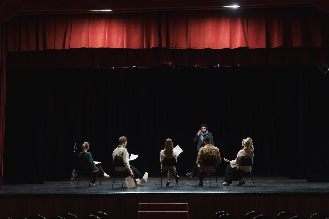 5 Reasons Writers Should Take an Acting Class_stage